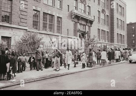 Photo d'époque de l'école publique de New York. Les parents rencontrent leurs enfants après l'école. ÉTATS-UNIS. 1er octobre 1964 Banque D'Images