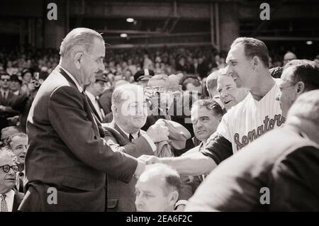 Le jour d'ouverture du match de baseball, Lyndon B. Johnson se lance. ÉTATS-UNIS. 12 avril 1965 Banque D'Images