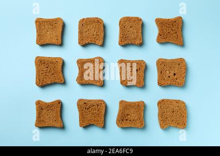 Poser à plat avec des tranches de pain sur fond bleu Banque D'Images