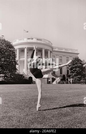 Photo d'époque du White House Art Festival, répétition. Ballerine dansant devant la Maison Blanche. Washington D.C., États-Unis. 13 juin 1965 Banque D'Images