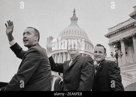 Photo d'époque des astronautes au Capitole (équipage de Gemini 4) : James McDivitt (à gauche), Edward White (à droite) et 38e vice-président Hubert H. Humphrey (ce