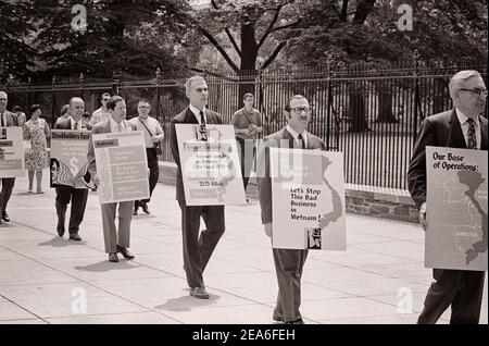 Photo d'époque des hommes d'affaires Picket 'pour la paix' et les pauvres' près du nouveau bâtiment de bureau exécutif (H.E.W.) à Washington D.C. contre Vieyn Banque D'Images