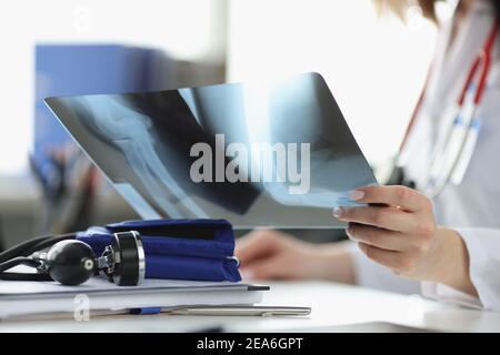 Les médecins tiennent les rayons X dans un bureau de près Banque D'Images