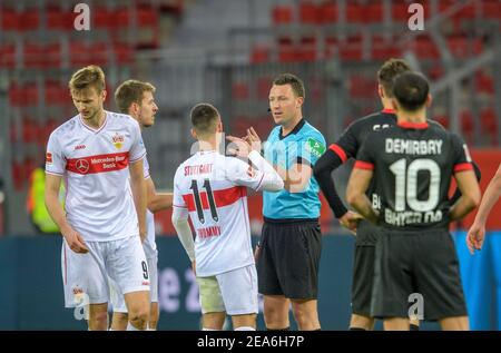 Handball oui ou non, les joueurs de S se plaignent à l'arbitre Sven JABLONSKI, de gauche à droite Sasa KALAJDZIC (S), Waldemar ANTON (S), Erik THOMMY (S), discussion, football 1er Bundesliga, 20e match, Bayer 04 Leverkusen (LEV) - VfB Stuttgart (S), le 6 février 2021 Leverkusen Allemagne. € | utilisation dans le monde entier Banque D'Images