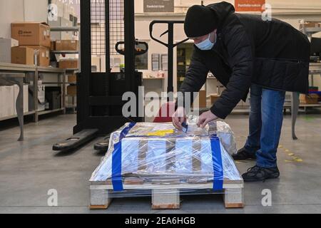 Prague, République tchèque. 6 février 2021. La première livraison du vaccin contre le coronavirus de la société AstraZeneca est arrivée au centre de distribution de la société Avenier à Ricany, près de Prague, en République tchèque, le samedi matin 6 février 2021. Crédit : Michal Kamaryt/CTK photo/Alay Live News Banque D'Images