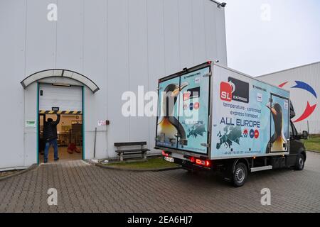 Prague, République tchèque. 6 février 2021. La première livraison du vaccin contre le coronavirus de la société AstraZeneca est arrivée au centre de distribution de la société Avenier à Ricany, près de Prague, en République tchèque, le samedi matin 6 février 2021. Crédit : Michal Kamaryt/CTK photo/Alay Live News Banque D'Images