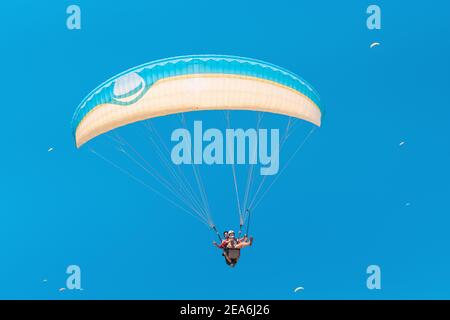 10 septembre 2020, Oludeniz, Turquie : les parapentes font du tourisme et des vacanciers des divertissements et reçoivent une dose d'adrénaline tout en volant à un gre Banque D'Images