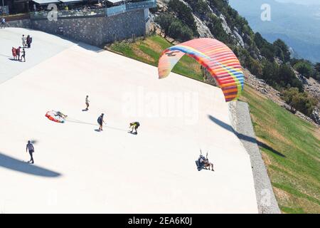 09 septembre 2020, Babadag, Turquie: Beaucoup de parapentes commencent avec audace du mont Babadag près de la station balnéaire d'Oludeniz. L'endroit le plus populaire pour le sport aérien Banque D'Images