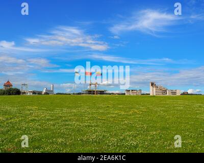 Paysage de Kaunas visible de l'île de Nemunas près de l'arène de Žalgiris. Pré de trèfle, ruines de vieux bâtiments et construction d'un nouveau centre d'affaires. Banque D'Images