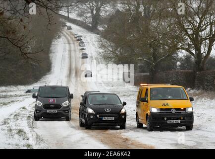 Uppingham, Rutland, Royaume-Uni. 8 février 2021. Météo au Royaume-Uni. Une fourgonnette AA est conduite devant des automobilistes bloqués sur une colline enneigée et glacée. Credit Darren Staples/Alay Live News. Banque D'Images