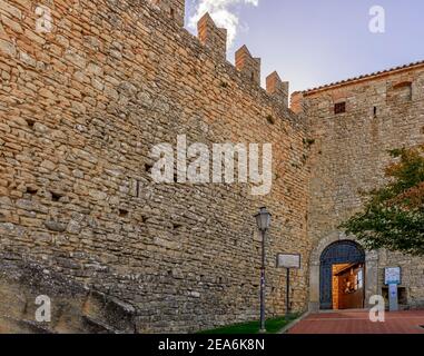Les murs extérieurs de l'ancien Castello della Guaita in Le centre historique de Saint-Marin Banque D'Images