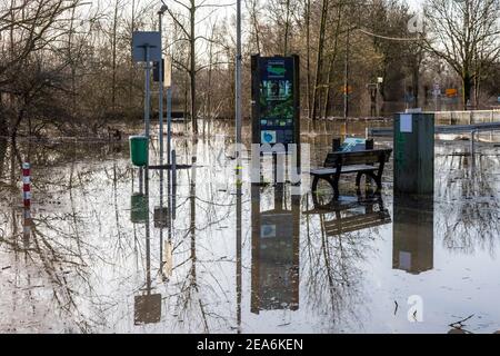Inondation du Rhin dans le sud de Düsseldorf, ici une route de campagne inondée Banque D'Images