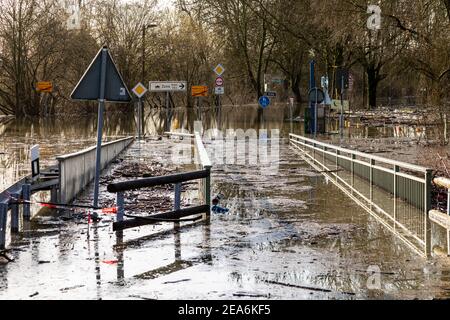 Inondation du Rhin dans le sud de Düsseldorf, ici une route de campagne inondée Banque D'Images
