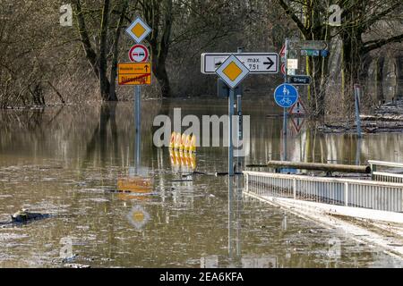 Inondation du Rhin dans le sud de Düsseldorf, ici une route de campagne inondée Banque D'Images