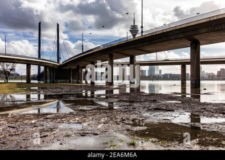 Inondation sur le Rhin au Rheinkniebrucke dans le centre de Düsseldorf Banque D'Images