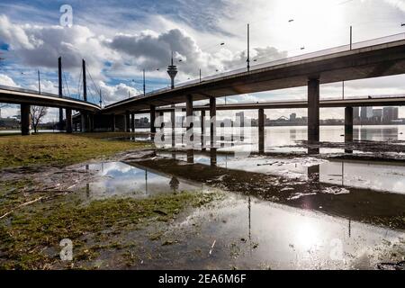 Inondation sur le Rhin au Rheinkniebrucke dans le centre de Düsseldorf Banque D'Images