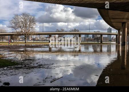 Inondation sur le Rhin au Rheinkniebrucke dans le centre de Düsseldorf Banque D'Images