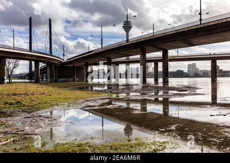 Inondation sur le Rhin au Rheinkniebrucke dans le centre de Düsseldorf Banque D'Images