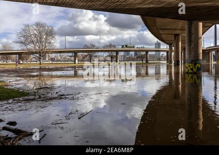 Inondation sur le Rhin au Rheinkniebrucke dans le centre de Düsseldorf Banque D'Images