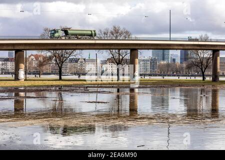 Inondation sur le Rhin au Rheinkniebrucke dans le centre de Düsseldorf Banque D'Images