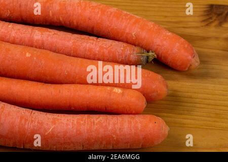 Les carottes sont des légumes sains et riches en bêta-carotène, qui est converti en vitamine A dans le corps. Banque D'Images