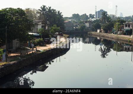 Bidonvilles à côté des voies de train à la rivière de Kelani à Colombo. Sri lanka Banque D'Images