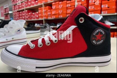 FRESNO, ÉTATS-UNIS - 05 février 2021 : une photo de la nouvelle chaussure Converse All Star rouge et noire 2021 Banque D'Images