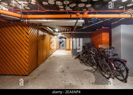 Vélos sur le parking souterrain dans un complexe résidentiel moderne. Banque D'Images