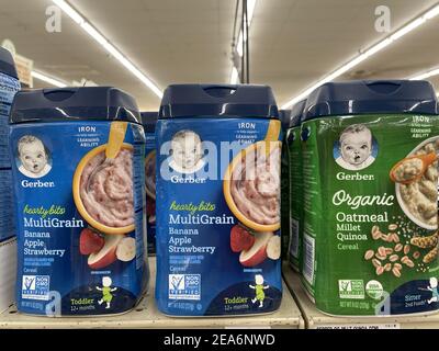 FRESNO, ÉTATS-UNIS - 05 févr. 2021 : photo de Gerber pour bébés multigrains en magasin Banque D'Images
