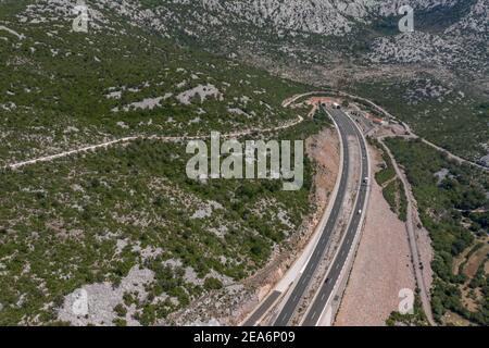 Vue aérienne du tunnel de l'autoroute à travers Tulove Grede près de Dalmatie En Croatie Banque D'Images