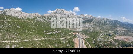 Vue panoramique aérienne du pic de la montagne calcaire Tulove Grede Near Dalmatie en Croatie Banque D'Images