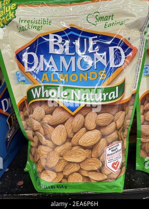 FRESNO, ÉTATS-UNIS - 05 févr. 2021: Une photo d'amandes de diamant bleu entier naturel dans un sac Banque D'Images