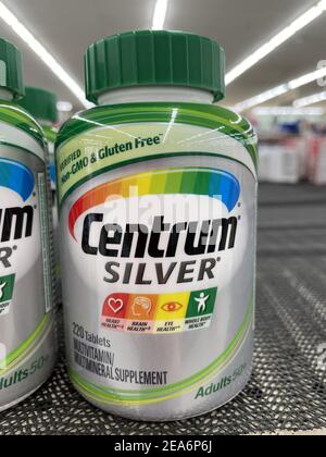 FRESNO, ÉTATS-UNIS - 05 févr. 2021 : photo du Centrum Silver en bouteille sur étagère Banque D'Images