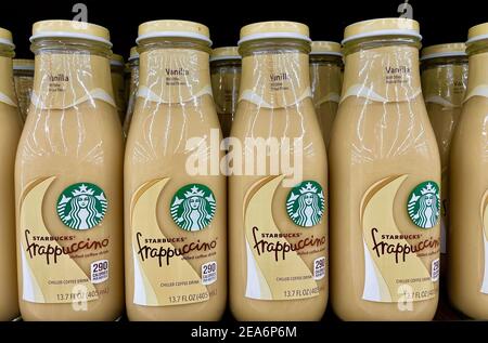 FRESNO, ÉTATS-UNIS - 05 février 2021 : photo du Frappuccino Starbucks dans des bouteilles en verre sur la tablette du magasin Banque D'Images