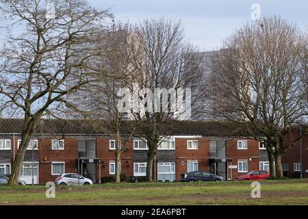 Domaine de logement donnant sur des blocs de tour à Highgate à Balsall Heath le 18 janvier 2020 à Birmingham, Royaume-Uni. Suite au Plan de Big City de février 2008, Highgate est maintenant un quartier de Birmingham City Centre, mais est une zone très pauvre de logements, manque d'investissement. Banque D'Images