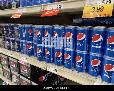 FRESNO, ÉTATS-UNIS - 05 févr. 2021 : photo d'une petite photo de canettes Pepsi sur l'étagère Banque D'Images