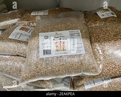 FRESNO, ÉTATS-UNIS - 05 févr. 2021: Photo de grands sacs de haricots pinto en vrac chez Costco Banque D'Images