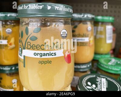 FRESNO, ÉTATS-UNIS - 05 févr. 2021: Photo de la nourriture biologique de pomme de noix de hêtre pour bébés sur l'étagère du magasin Banque D'Images