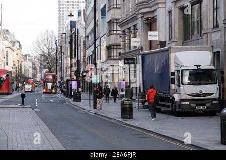 Le quartier commerçant d'Oxford Street, vide de clientèle et de trafic alors que le confinement national du coronavirus Three se poursuit le 28 janvier 2021 à Londres, au Royaume-Uni. Suite à la flambée de cas durant l'hiver, y compris une nouvelle variante britannique de Covid-19, ce confinement national conseille à tous les citoyens de suivre le message de rester à la maison, de protéger le NHS et de sauver des vies. Banque D'Images