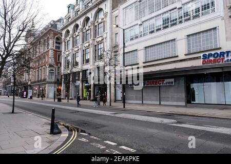 Le quartier commerçant d'Oxford Street, vide de clientèle et de trafic alors que le confinement national du coronavirus Three se poursuit le 28 janvier 2021 à Londres, au Royaume-Uni. Suite à la flambée de cas durant l'hiver, y compris une nouvelle variante britannique de Covid-19, ce confinement national conseille à tous les citoyens de suivre le message de rester à la maison, de protéger le NHS et de sauver des vies. Banque D'Images