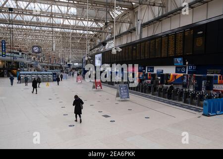 L'intérieur de la gare de Waterloo, qui est normalement pleine de navetteurs et de voyageurs, est calme et silencieux avec la plupart des gens observant le message de séjour à la maison, alors que le verrouillage national du coronavirus trois se poursuit le 28 janvier 2021 à Londres, au Royaume-Uni. Suite à la flambée de cas durant l'hiver, y compris une nouvelle variante britannique de Covid-19, ce confinement national conseille à tous les citoyens de suivre le message de rester à la maison, de protéger le NHS et de sauver des vies. Banque D'Images