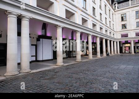 Les rues sont très calmes avec très peu de personnes autour à Covent Garden avec tous les magasins non essentiels fermés et où normalement serait teeming avec les touristes comme le verrouillage national de coronavirus trois continue le 29 janvier 2021 à Londres, Royaume-Uni. Suite à la flambée de cas durant l'hiver, y compris une nouvelle variante britannique de Covid-19, ce confinement national conseille à tous les citoyens de suivre le message de rester à la maison, de protéger le NHS et de sauver des vies. Banque D'Images