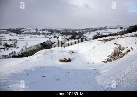 Middleton-in-Teesdale, comté de Durham, Royaume-Uni. 8 février 2021. Météo Royaume-Uni. La neige couvre le sol près de Middleton-in-Teesdale alors que la Bête de l'est II commence à mordre dans le nord de l'Angleterre. Crédit : David Forster/Alamy Live News Banque D'Images