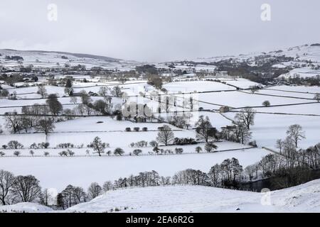 Middleton-in-Teesdale, comté de Durham, Royaume-Uni. 8 février 2021. Météo Royaume-Uni. La neige couvre le sol près de Middleton-in-Teesdale alors que la Bête de l'est II commence à mordre dans le nord de l'Angleterre. Crédit : David Forster/Alamy Live News Banque D'Images