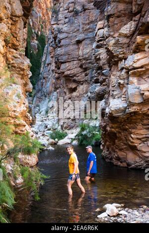 Randonnée / kloofing à Cedar Falls, Baviaanskloof, Afrique du Sud Banque D'Images