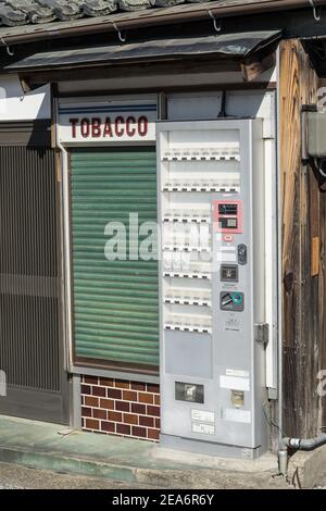 Un minuscule kiosque à tabac fermé avec volets dans une rue calme à Nara, au Japon Banque D'Images