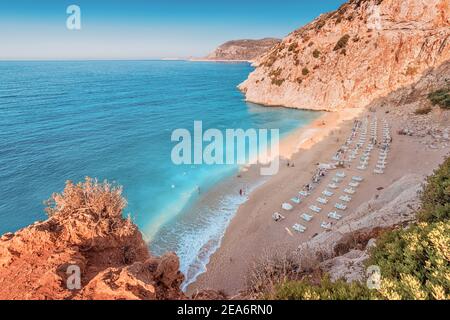 Très célèbre et populaire parmi les touristes et les vacanciers Kaputas plage sur la côte méditerranéenne de la Turquie. Vue panoramique sur la mer et les chaises longues Banque D'Images