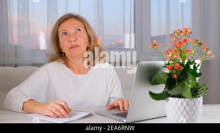 Femme d'affaires fatiguée sur le lieu de travail, tenant sa tête entre les mains. Surtravailler, faire une erreur, stress, dépression concept. Banque D'Images