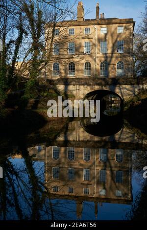 Propriété historique reflétée dans le canal Kennet et Avon dans la ville de Bath, classée au patrimoine mondial de l'UNESCO, à Somerset, Royaume-Uni. Banque D'Images