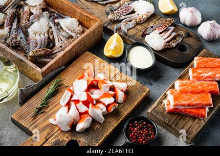 Viande de crabe frais et bâtonnets surimi avec crabe bleu, sur fond gris Banque D'Images